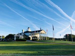 una casa en un campo con banderas delante en Great Golf View Condo WT 3th Floor, en Myrtle Beach