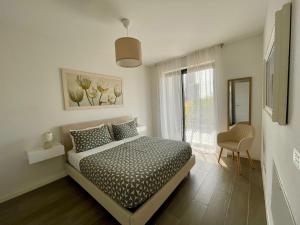 Habitación blanca con cama y ventana en Stupendo appartamento in Fiera Milano-Up Town en Pero
