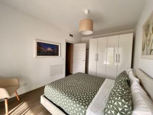 1 dormitorio con cama y sofá en Stupendo appartamento in Fiera Milano-Up Town, en Pero