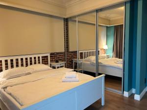 1 Schlafzimmer mit 2 Betten und einem Spiegel in der Unterkunft Lake View in Cluj-Napoca