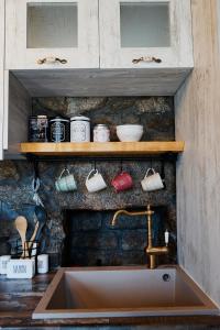 A kitchen or kitchenette at by karakas Γαστρί
