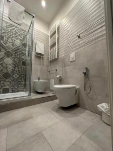 拿坡里的住宿－B&B Pantarei Napoli，带淋浴、卫生间和盥洗盆的浴室