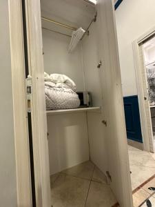 拿坡里的住宿－B&B Pantarei Napoli，一间设有衣柜的房间,里面配有一张床