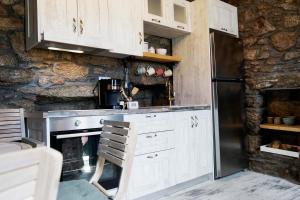 A kitchen or kitchenette at by karakas Γαστρί
