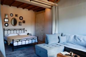 A bed or beds in a room at by karakas Γαστρί