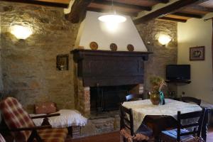 A television and/or entertainment centre at Agriturismo Bonzalone