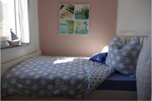 ein Schlafzimmer mit einem Bett und Kissen darauf in der Unterkunft Dorfstrasse34b Großer Bungalow in Ostseebad Kölpinsee