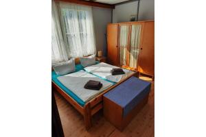 a small bedroom with a bed and a window at Ferienbungalow Waldstrasse in Ueckeritz