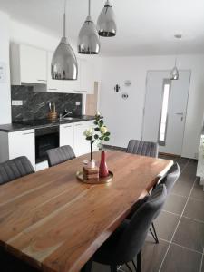 uma cozinha com uma mesa de madeira e cadeiras em Apartment Wigo em Feldkirchen in Kärnten