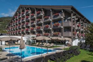 Bazén v ubytování Löwen Hotel Montafon nebo v jeho okolí
