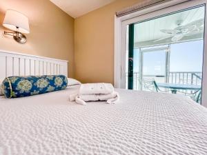 un dormitorio con una cama con un animal de peluche en Island Inn en Sanibel