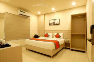 阿姆利則的住宿－Sagar Hotel JUST 5 MIN FROM GOLDEN TEMPLE，一间卧室,卧室内配有一张大床