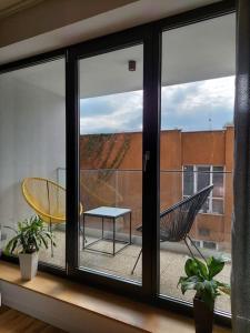a room with a window with a table and a chair at Apartmán Kmeťova so súkromným parkovaním, 5 min pešo do centra in Košice