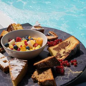 een bord brood en een schaal fruit en toast bij Kairos Resort & SPA in Piedimonte San Germano