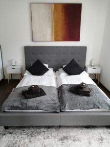 een slaapkamer met twee bedden met hoeden erop bij Apartment Wigo in Feldkirchen in Kärnten
