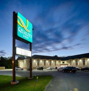 una señal de una posada de calidad frente a un aparcamiento en Quality Inn Southampton, en Southampton