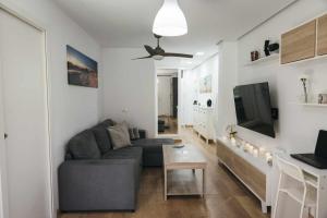 sala de estar con sofá y TV de pantalla plana en El rinconcito de lola, en Candelaria