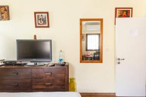 een televisie bovenop een dressoir in een kamer bij Cosy room near IDC & Center- Herzliya Homestay in Herzelia 