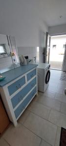 a kitchen with a washer and a washing machine at Urlaub im Bauwagen in Mörlenbach