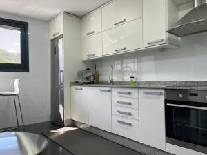 Kuchyňa alebo kuchynka v ubytovaní URBANIZACIÓN CRUCEIRO NOVO + 7 fotografií