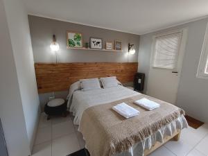 um quarto com uma cama com duas toalhas em Departamento céntrico em Puerto San Julian