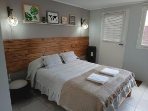 1 dormitorio con 1 cama con 2 toallas en Departamento céntrico en Puerto San Julián