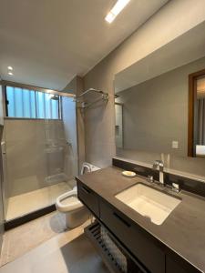 y baño con lavabo, aseo y ducha. en Casa 13 da Villa - Fazenda Marambaia, en Petrópolis