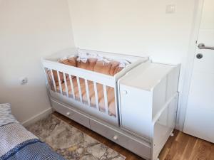 - un lit bébé blanc dans une chambre pour enfants dans l'établissement Apartman Valentina, à Trebinje