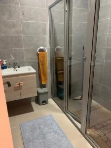 Vonios kambarys apgyvendinimo įstaigoje Appart dans Résidence KALAAT EL MANSOURIA à louer