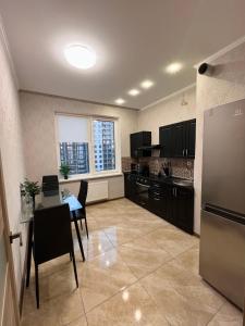 オデッサにあるApartments Arcadia VIPの広いキッチン(テーブル、冷蔵庫付)