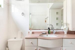 uma casa de banho com um lavatório, um WC e um espelho. em Cosy room near IDC & Center- Herzliya Homestay em Herzeliya