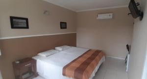 - une chambre avec un lit dans l'établissement Ecopousada Miriti, à Belém
