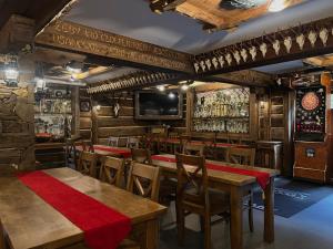 Lounge alebo bar v ubytovaní Dworek Myśliwski Hubert-świetna lokalizacja 50m od Term Bania