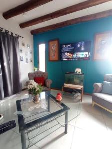 sala de estar con mesa y pared azul en La Josefina. en Maipú