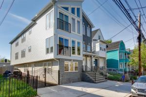 une maison blanche aux accents bleus dans une rue dans l'établissement Stylish Newark, New Jersey, Vacation Rental!, à Newark