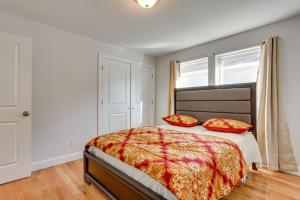 um quarto com uma cama grande e almofadas vermelhas em Stylish Newark, New Jersey, Vacation Rental! em Newark