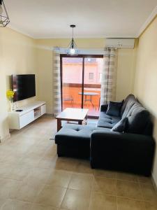 - un salon avec un canapé et une télévision dans l'établissement 2Bdr Apartment, à Torrevieja