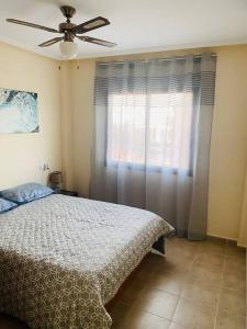 - une chambre avec un lit et un ventilateur de plafond dans l'établissement 2Bdr Apartment, à Torrevieja