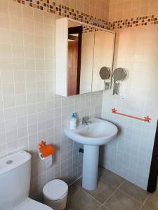 La salle de bains est pourvue d'un lavabo, de toilettes et d'un miroir. dans l'établissement 2Bdr Apartment, à Torrevieja