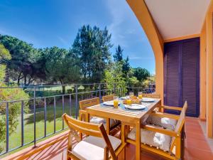 ヴィラモウラにあるAL - Apartamento Vila Sol AGの景色を望むバルコニー(テーブル、椅子付)