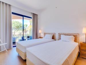 une chambre avec deux lits et un balcon dans l'établissement AL - Apartamento Vila Sol AG, à Vilamoura 16 autres photos