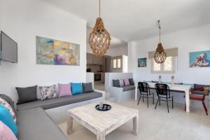 un soggiorno con divano e tavolo di Villa Cataleya 1 PRIVATE POOL a Fanari