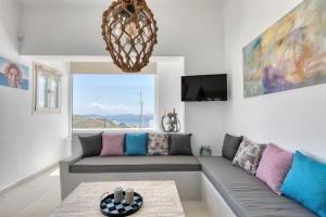 sala de estar con sofá y TV en Villa Cataleya 1 PRIVATE POOL en Fanari