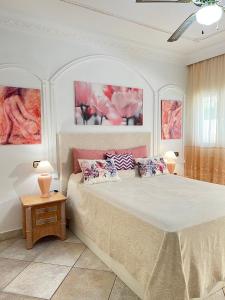 a bedroom with a bed with two pillows on it at Espectacular Bajo Lirio in Calpe