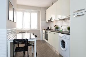 ローマにあるDream Holiday Homeの白いキッチン(洗濯機、乾燥機付)