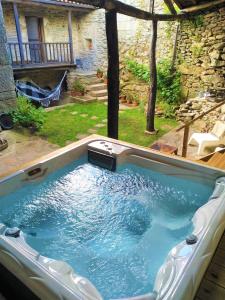 une baignoire jacuzzi dans l'arrière-cour d'une maison dans l'établissement Casa Garcia - Chaves, à Chaves