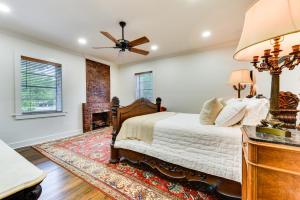 Postel nebo postele na pokoji v ubytování Chic Louisiana Retreat - Balcony and River Views!