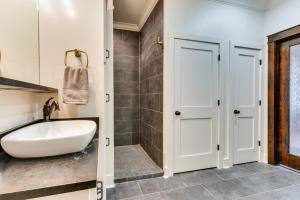 Koupelna v ubytování Chic Louisiana Retreat - Balcony and River Views! + 16 fotografií