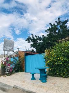 Niebieska ławka siedząca przed niebieską ścianą w obiekcie Apart Fraga Maia w mieście Feira de Santana