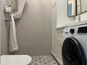 Et badeværelse på Lovely 2-bedroom apartment with free parking